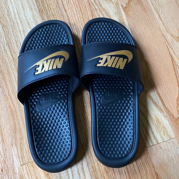 Mens Nike Benassi Just Do It Slides Black/Gold - Picture 2 of 5